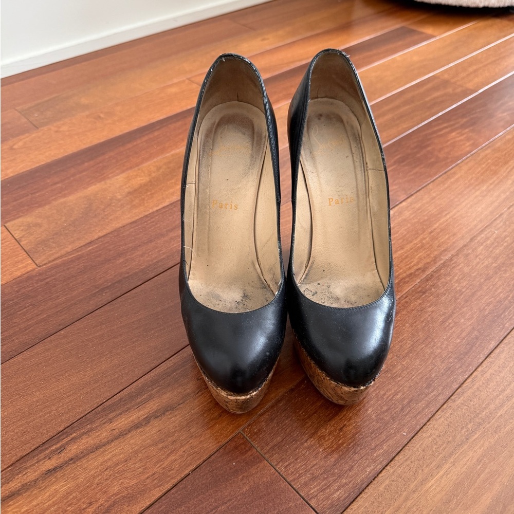 The front of one shoe is a little unglued. Please see the pictures carefully.